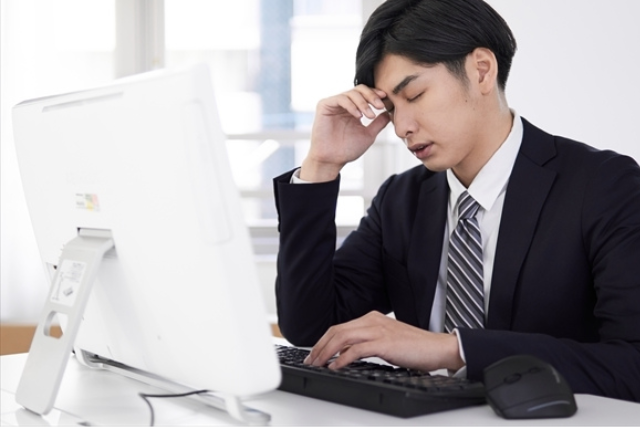 仕事中、親からの電話に出られず心を痛める男性